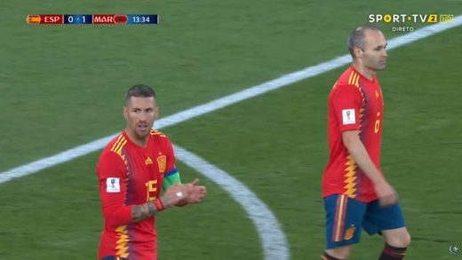 Goal!!! ชมจังหวะ รามอส และ อิเนียสต้า พลาดจังๆ โดนโมร็อกโก ฉกบอลเข้าไปซัดขึ้นนำสเปนไปก่อน 1-0